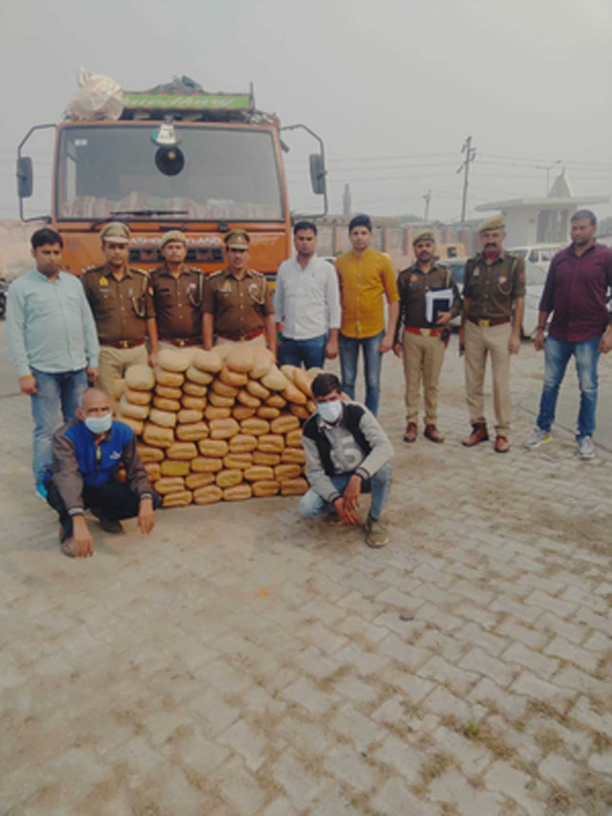 कैंटर में भरा 2 क्विंटल गांजा बरामद, दो गिरफ्तार