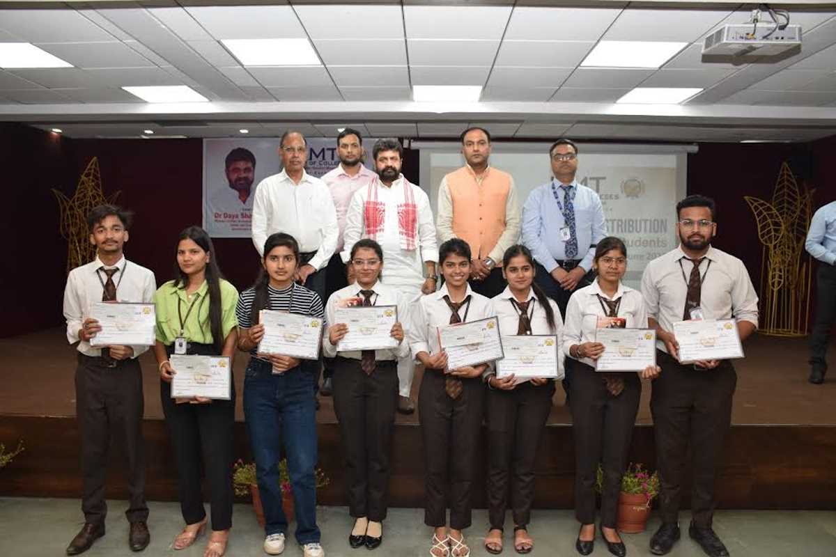 छात्रवृत्ति मिलने पर विद्यार्थियों के खिले चेहरे