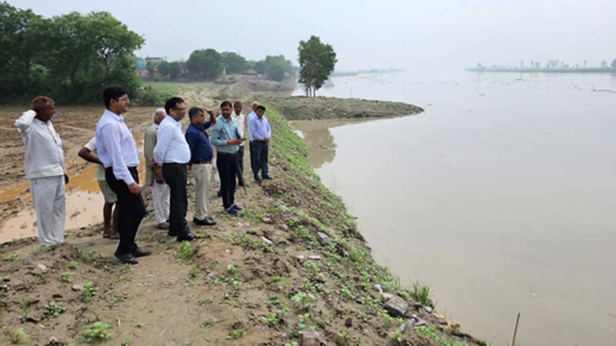 नोएडा में भी बाढ़ को लेकर अलर्ट, हेल्पलाइन नंबर जारी