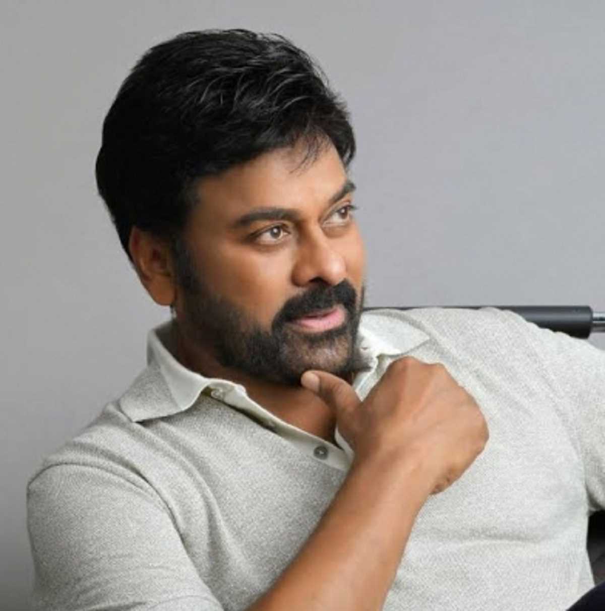 अभिनेता चिरंजीवी ने रक्तदाताओं को उपहार में व्यक्तिगत दुर्घटना बीमा कार्ड दिए