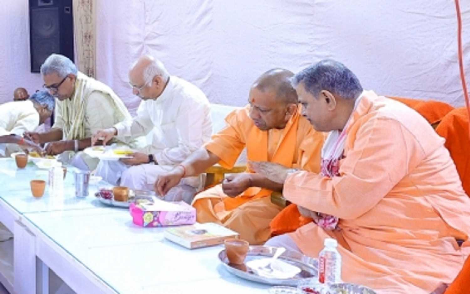 सीएम ने अशोक सिंहल के जीवन संघर्ष पर आधारित पुस्तक का किया विमोचन