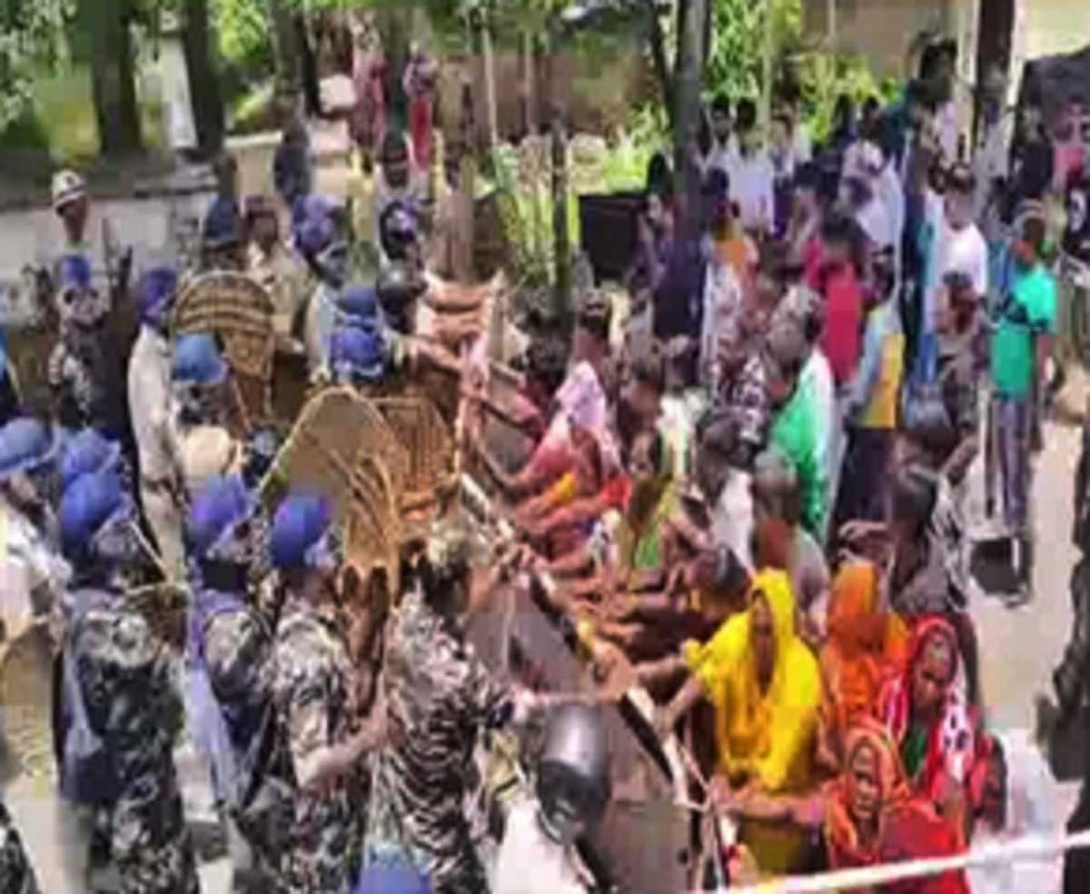 बंगाल : पुलिस हिरासत से रिहा हुए युवक की मौत के बाद लोगों ने मचाया बवाल