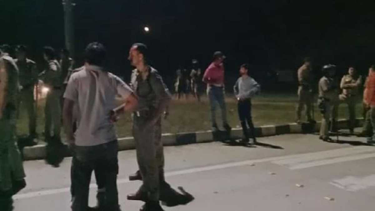 बदमाश को पकड़ने गई पुलिस की दबिश के दौरान फायरिंग, महिला की मौत, 3 पुलिसकर्मी घायल