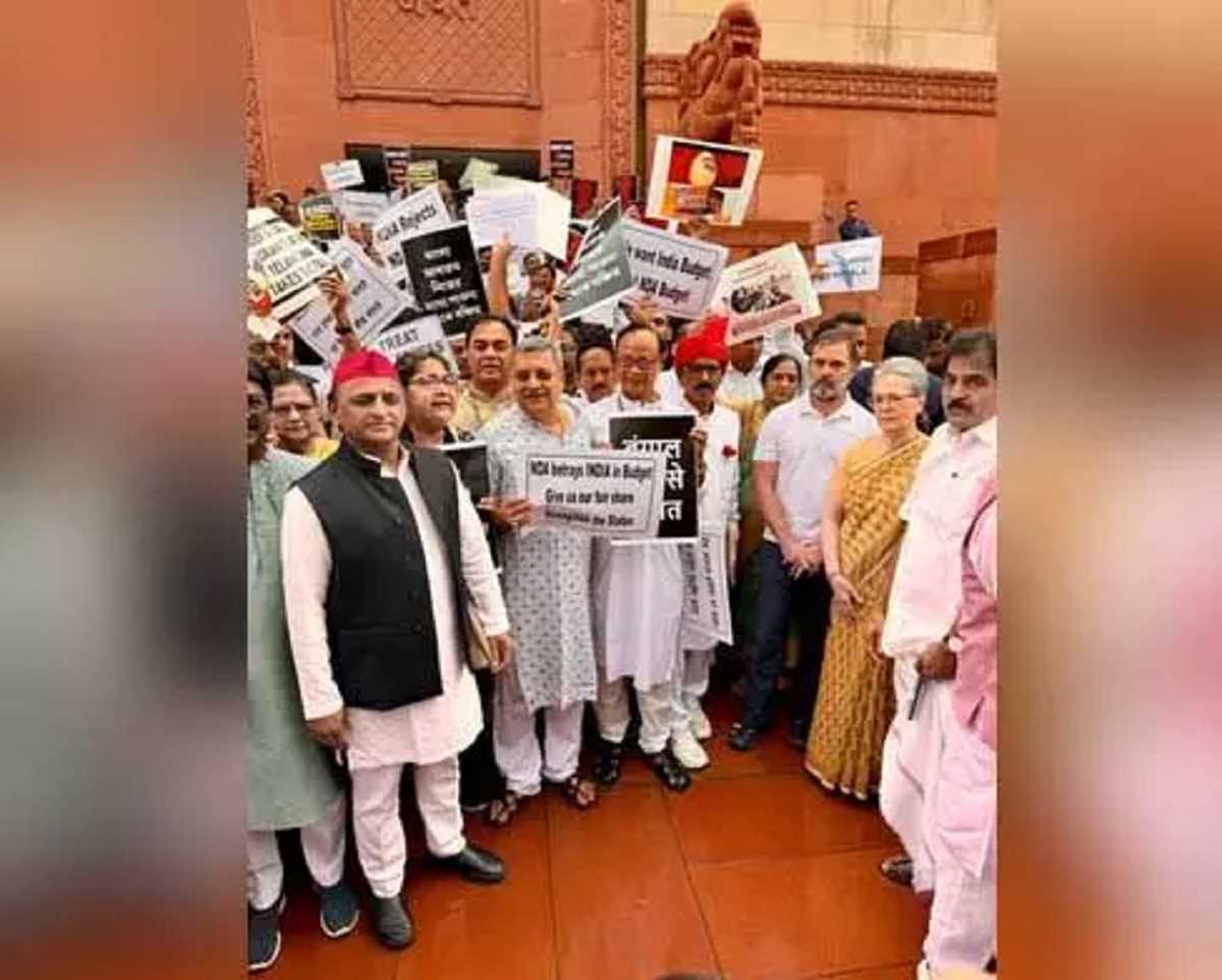 संसद परिसर में इंडी गठबंधन का विरोध प्रदर्शन, बजट को बताया भेदभावपूर्ण