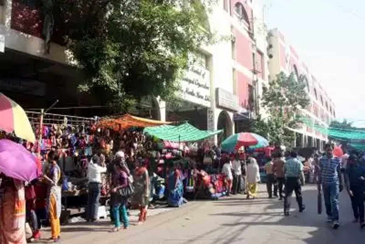 कोलकाता में जल्द ही हॉकिंग लाइसेंस के लिए जंबो फैंसी अम्ब्रेला अनिवार्य हो सकता है कोलकाता में जल्द ही हॉकिंग लाइसेंस के लिए जंबो फैंसी अम्ब्रेला अनिवार्य हो सकता है