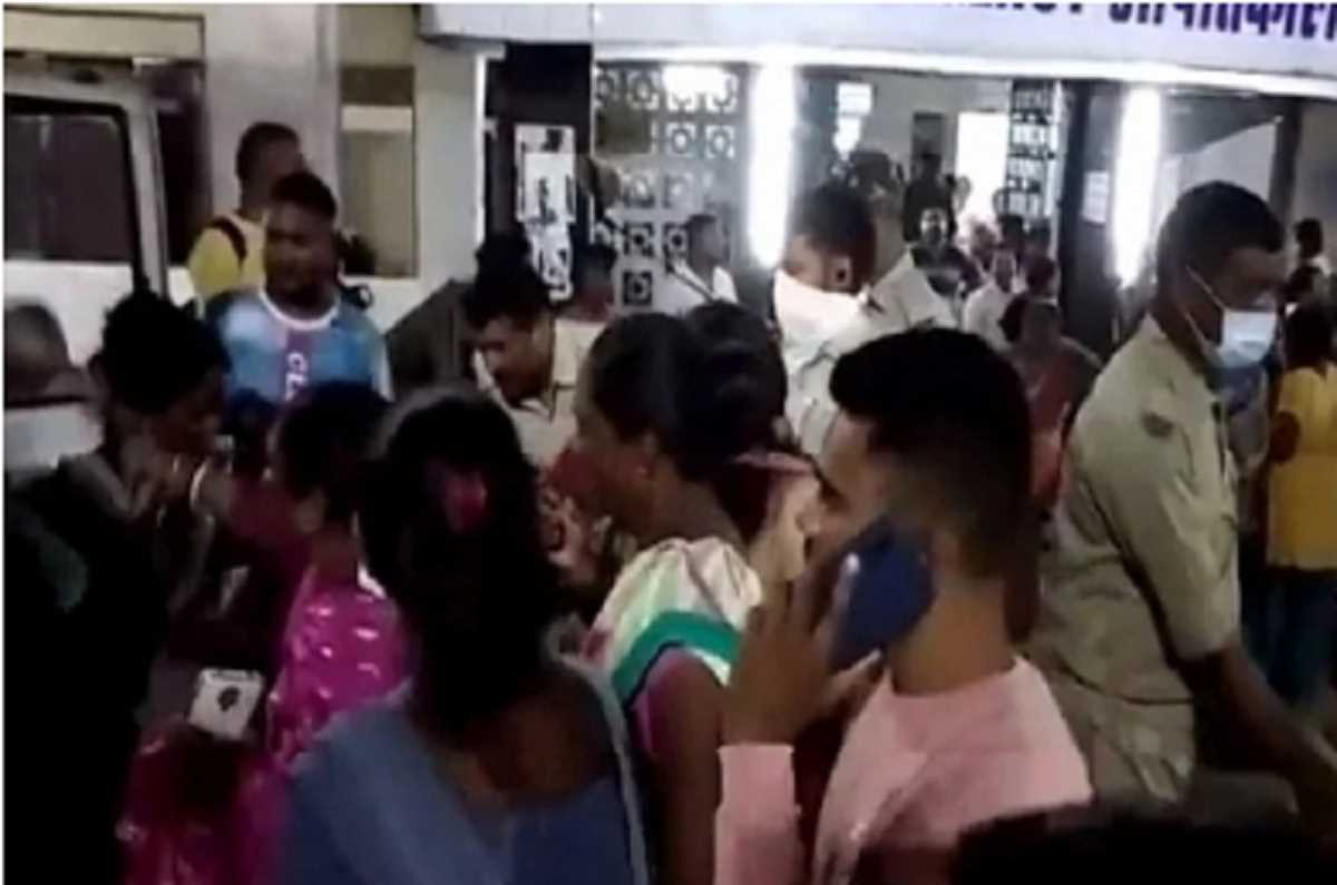 परीक्षा में नकल के शक में शिक्षिका ने उतरवाए कपड़े, आहत छात्रा ने खुद को लगाई आग