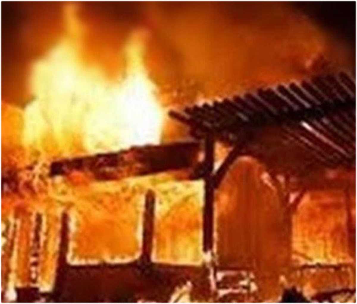 बाहर से गेट में लगाया ताला और लगाई आग, दंपति को जिंदा जलाने का प्रयास