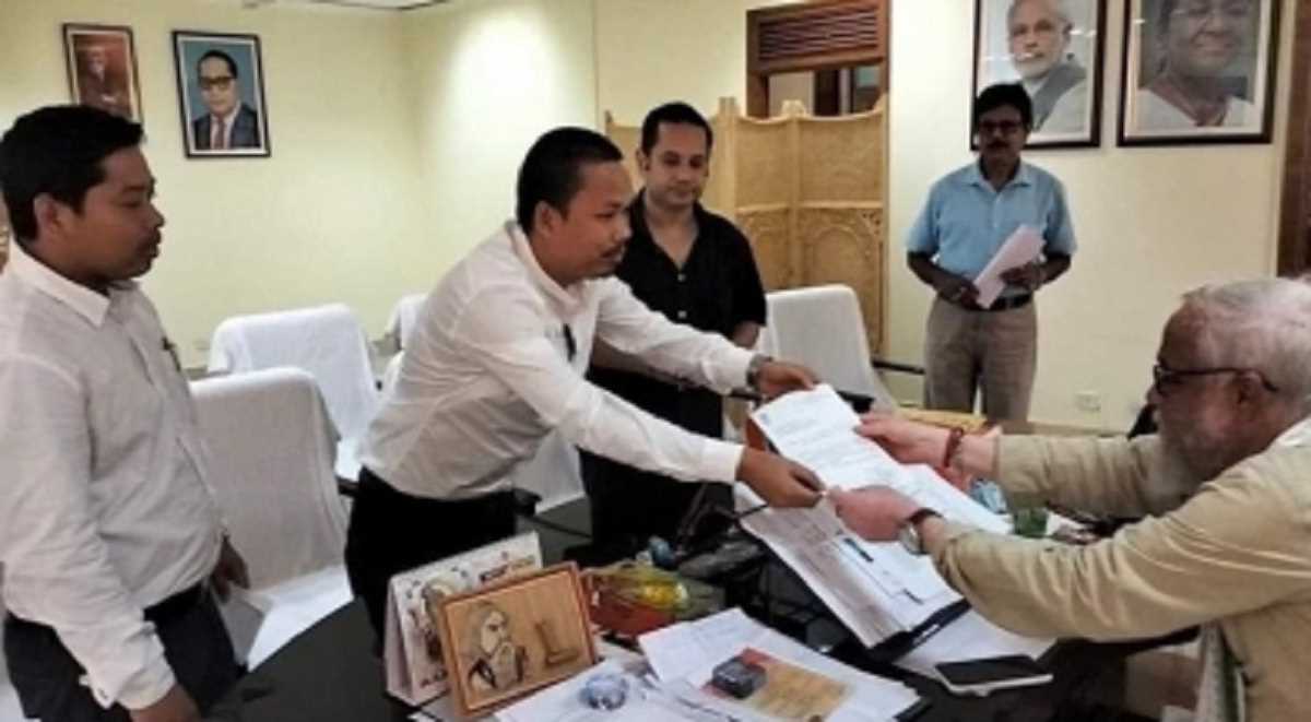 बीजेपी की सहयोगी आईपीएफटी के एक और विधायक ने त्रिपुरा विधानसभा से दिया इस्तीफा बीजेपी की सहयोगी आईपीएफटी के एक और विधायक ने त्रिपुरा विधानसभा से दिया इस्तीफा