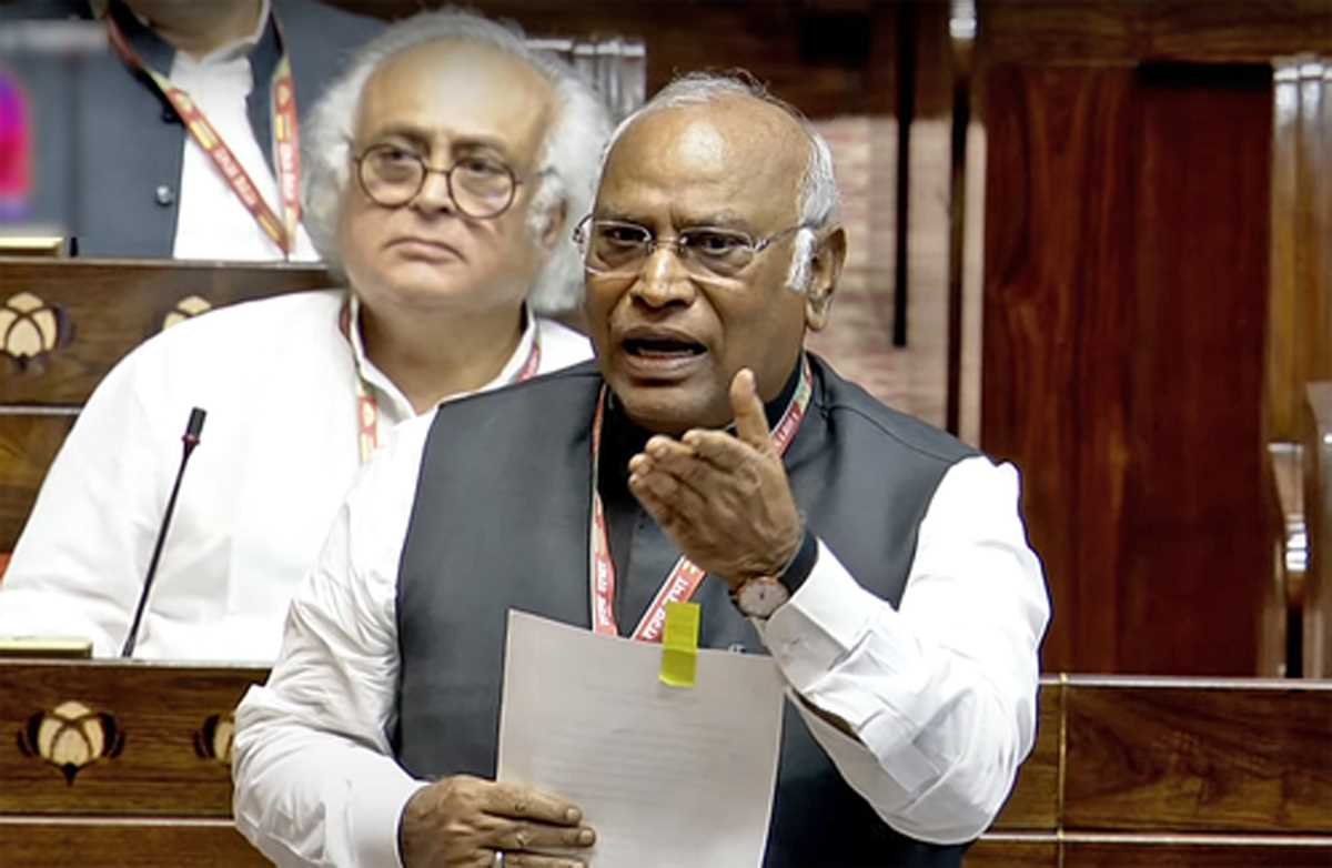 सरकार बताए, कब लागू होगा महिला आरक्षण : खड़गे