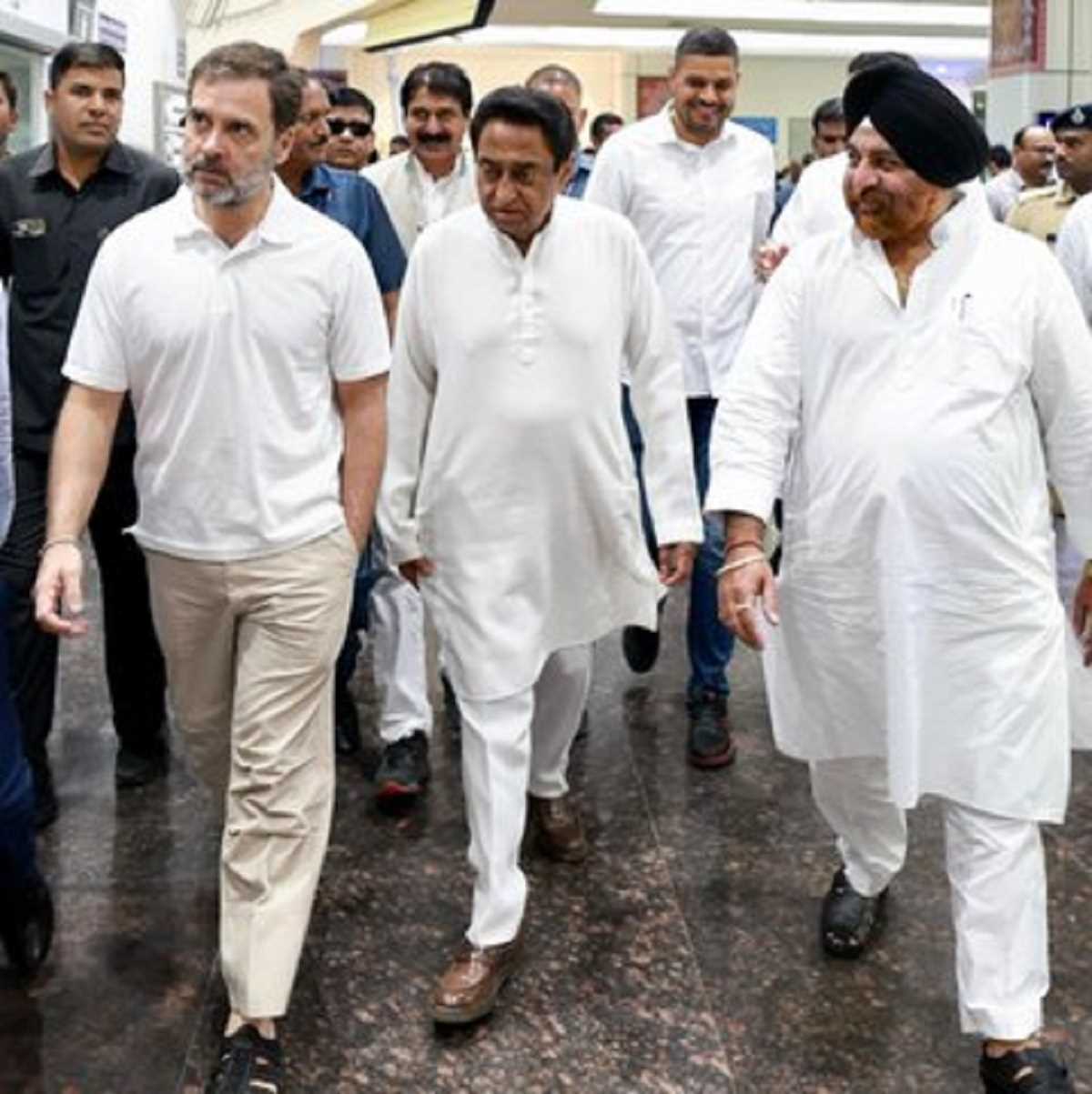 राहुल गांधी पहुंचे इंदौर, कुछ ही देर में पहुंचेगे कालापीपल