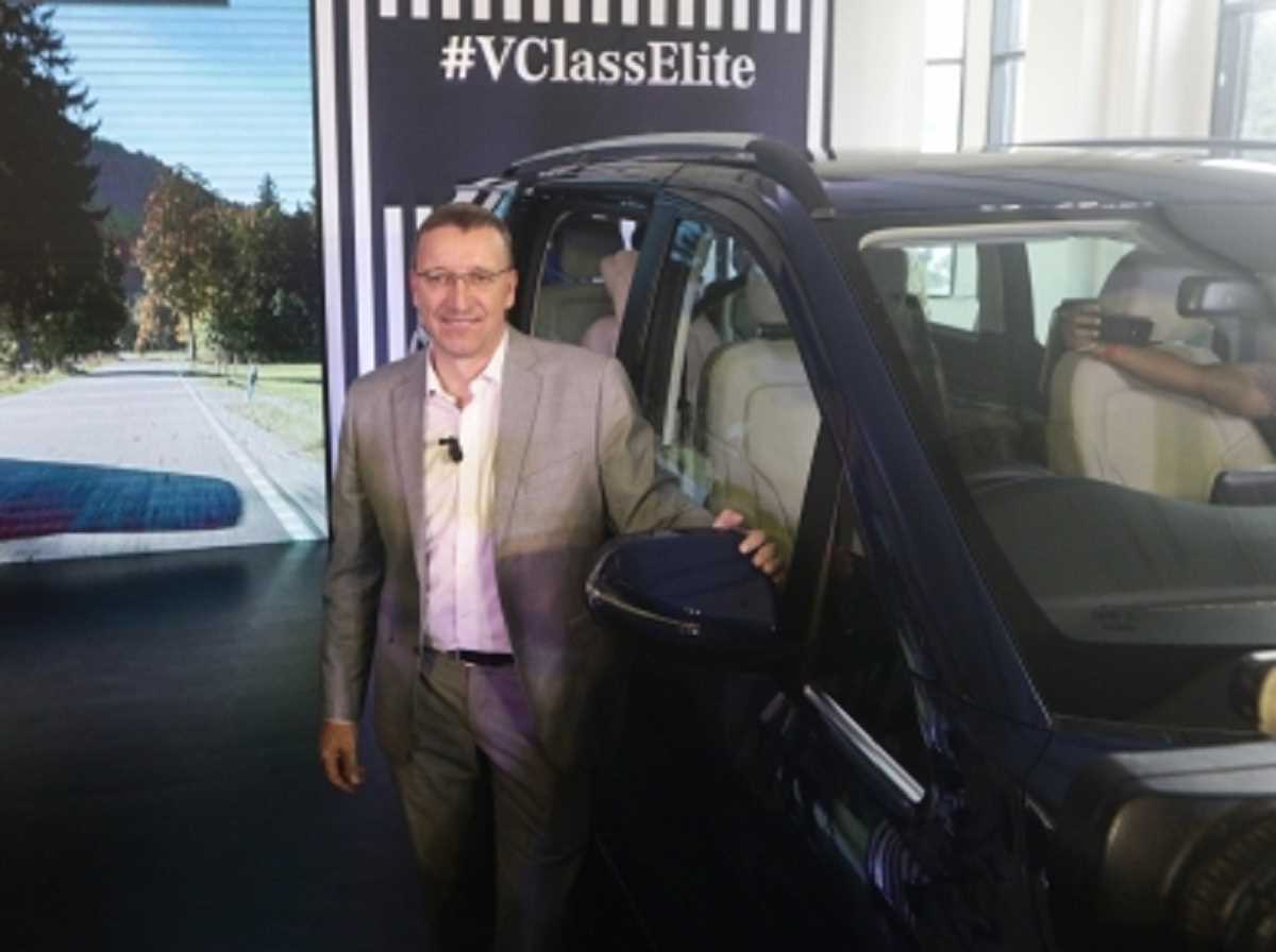 ट्रैफिक में फंसे मर्सिडीज इंडिया के CEO, अपनी एस क्लास छोड़ उठाया यह कदम, हर कोई चौंका ट्रैफिक में फंसे मर्सिडीज इंडिया के CEO, अपनी एस क्लास छोड़ उठाया यह कदम, हर कोई चौंका