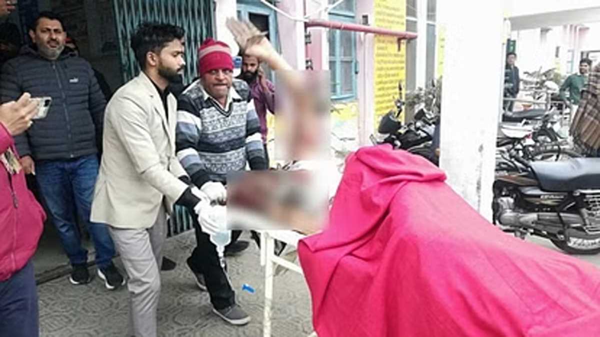 मेरठ : उप जिलाधिकारी कार्यालय के बाहर किसान ने आत्मदाह का प्रयास किया, हालत गंभीर मेरठ : उप जिलाधिकारी कार्यालय के बाहर किसान ने आत्मदाह का प्रयास किया, हालत गंभीर