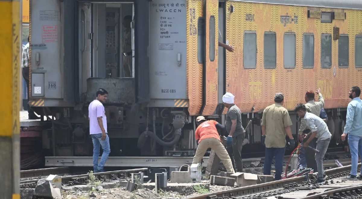गाजियाबाद स्टेशन पर बड़ा हादसा टला, पटरी से उतरा तेजस एक्सप्रेस के कोच का पहिया