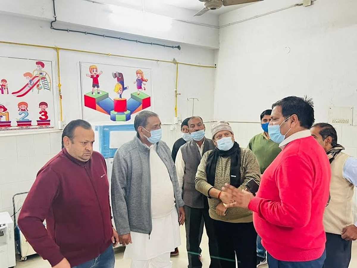 दादरी विधायक ने कोविड महामारी से निपटने के लिए अस्पताल का किया निरीक्षण