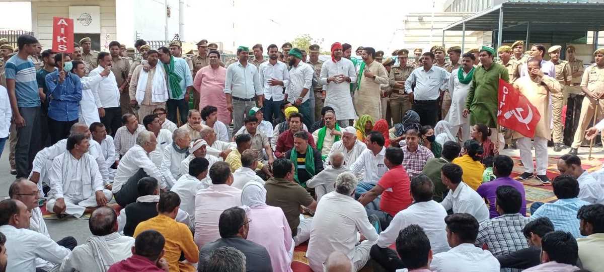 किसान सभा के नेतृत्व में किसानों ने ग्रेनो प्राधिकरण पर किया जबरदस्त आंदोलन