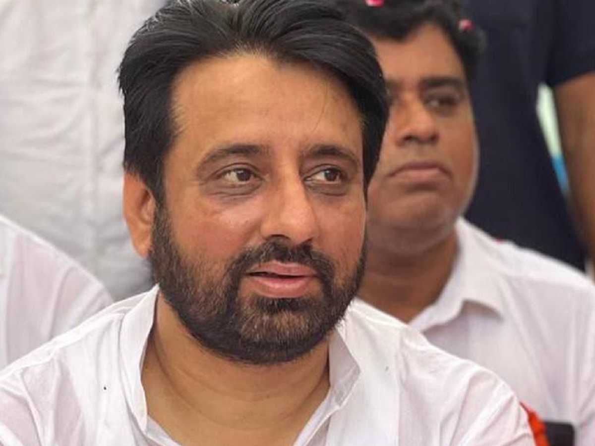 दिल्ली चुनाव : शुरुआती राउंड में पिछड़ने के बाद अमानतुल्लाह आगे, एआईएमआईएम उम्मीदवार ने चौंकाया