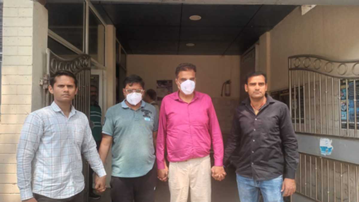 नोएडा : फाइनेंसिंग के नाम पर चेक लेकर 5.25 लाख की ठगी करने वाले दो शातिर अपराधी गिरफ्तार