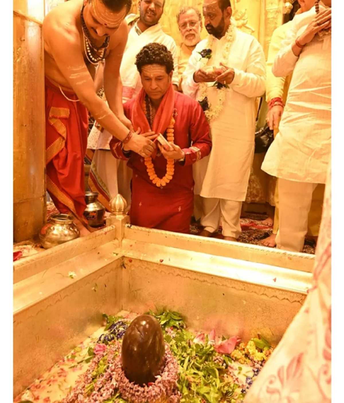 दिग्गज क्रिकेटर सचिन तेंदुलकर ने लगाई काशी विश्वनाथ मंदिर में हाजिरी