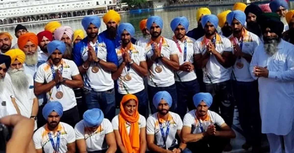 एशियन कप विजेता हॉकी टीम का अमृतसर हवाई अड्डे पर पहुंचने पर जोरदार स्वागत