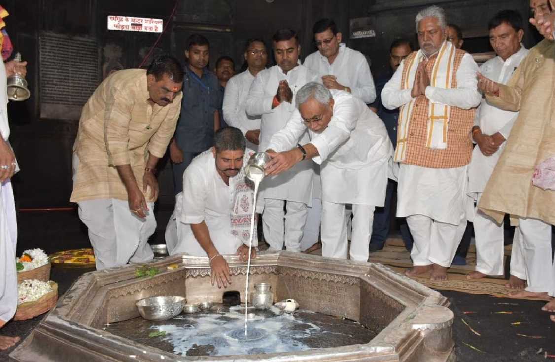 सीएम नीतीश कुमार गया पहुंचे; विष्णुपद मंदिर में की पूजा, पितृपक्ष मेले का लिया जायजा