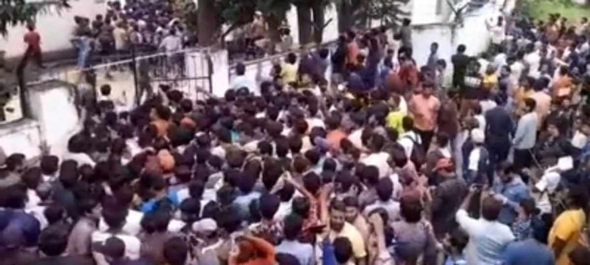 हैदराबाद में तीसरे टी20 टिकट को लेकर फैंस में मची अफरा-तफरी, कई लोग घायल हैदराबाद में तीसरे टी20 टिकट को लेकर फैंस में मची अफरा-तफरी, कई लोग घायल