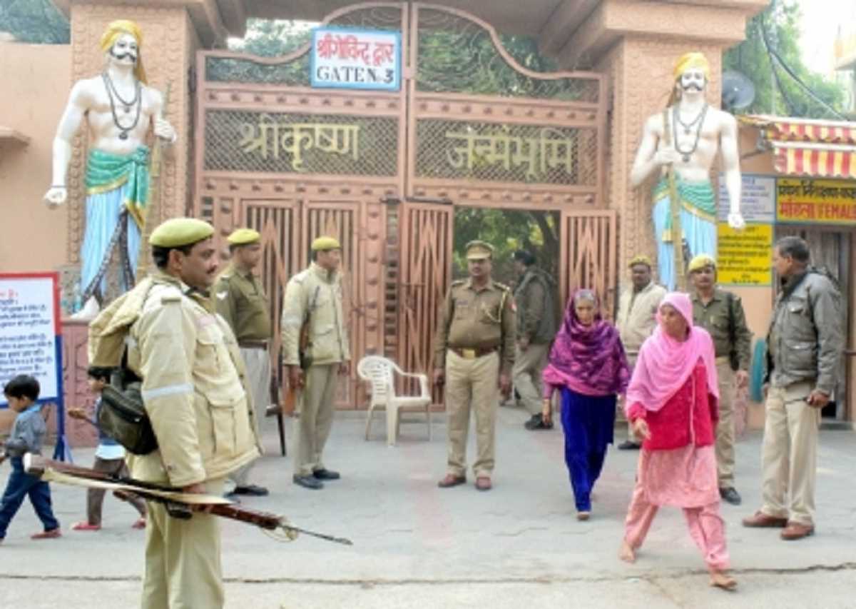 मथुरा: श्री कृष्ण जन्म भूमि की सुरक्षा बढ़ाई गई, CO सिटी पुलिस फोर्स के साथ मौजूद