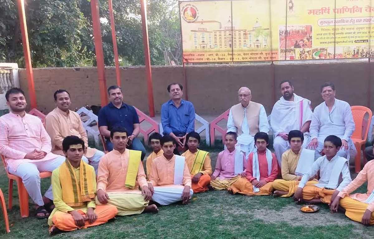 विश्व हिन्दू परिषद के संरक्षक दिनेश चन्द ने गुरुकुल के बटुकों को दिया आर्शीवाद