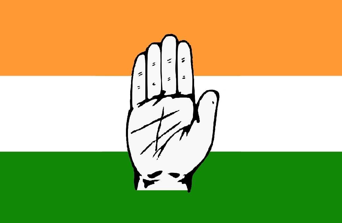 काले कपड़े और सब्जियों की माला पहनकर कांग्रेस सांसदों ने संसद भवन से किया मार्च