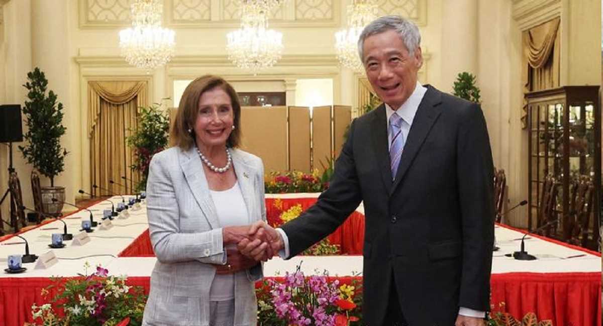 अमेरिका की चीन को चेतावनी के बीच सिंगापुर पहुंची नैंसी पेलोसी