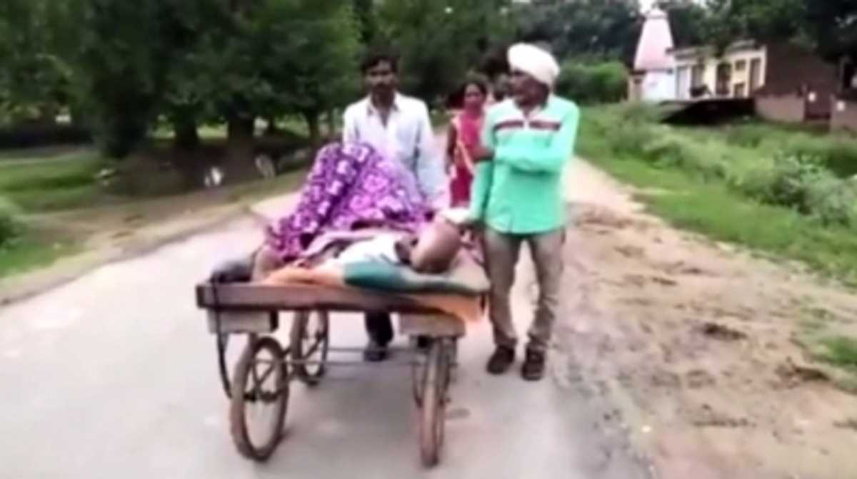 मध्यप्रदेश में स्वस्थ व्यस्था बदहाल: एंबुलेंस न मिलने पर पिता को ठेले पर बेटा ले गया अस्पताल