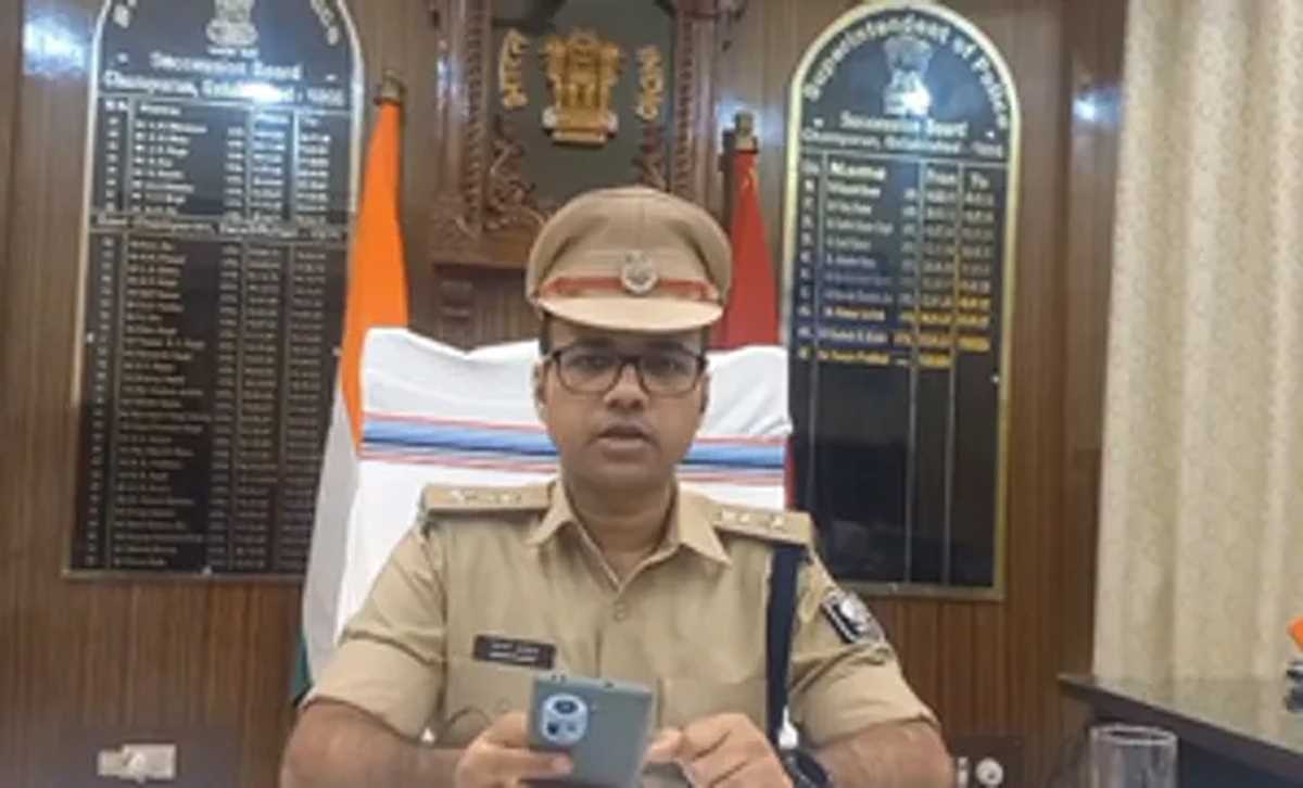 बिहार : पुलिस वाहन पर असामाजिक तत्वों ने किया हमला, पुलिस ने की हवाई फायरिंग बिहार : पुलिस वाहन पर असामाजिक तत्वों ने किया हमला, पुलिस ने की हवाई फायरिंग