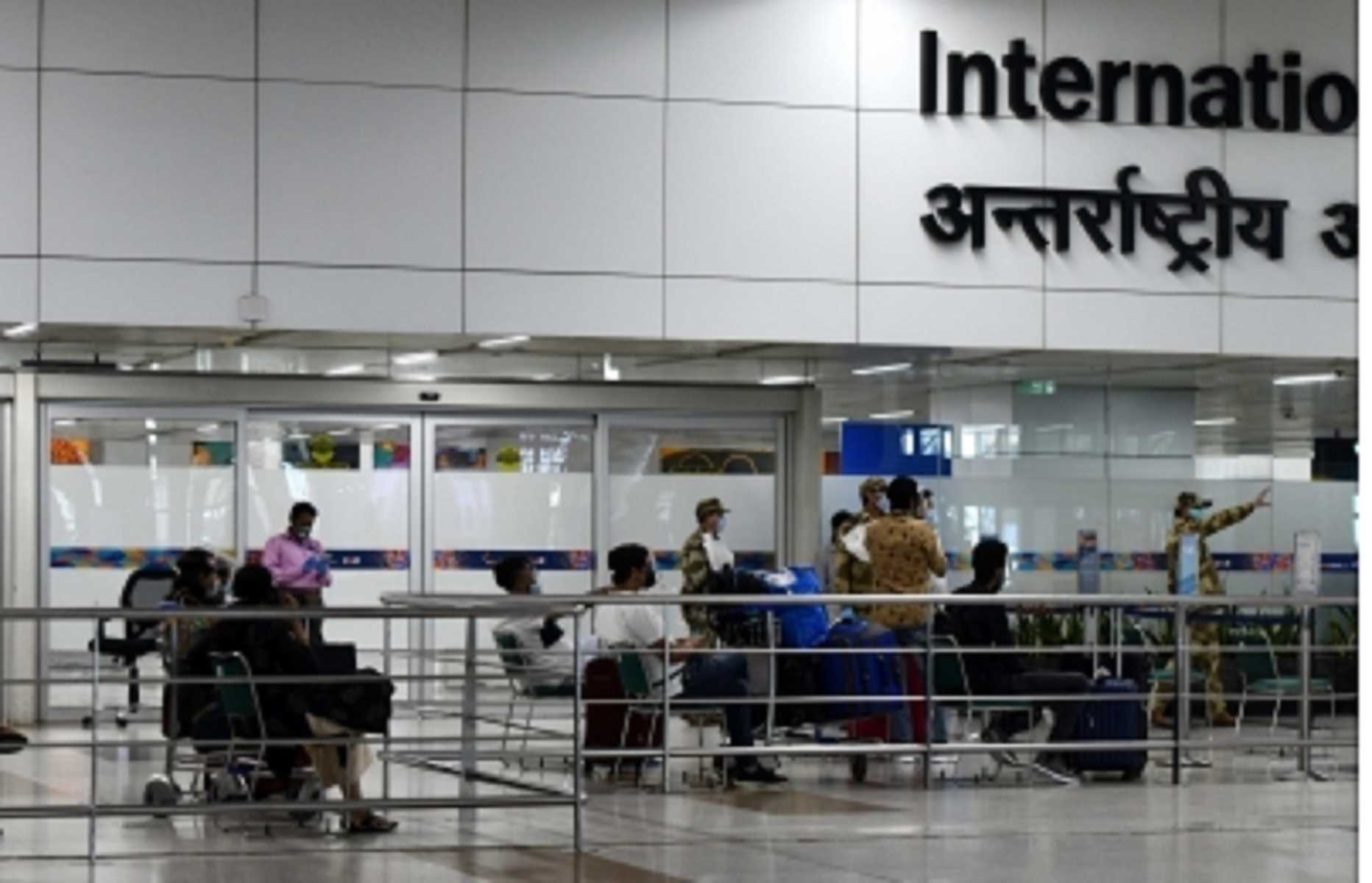 आईजीआई हवाईअड्डे पर 86.40 लाख रुपये मूल्य की दवाओं के साथ 2 लोग गिरफ्तार