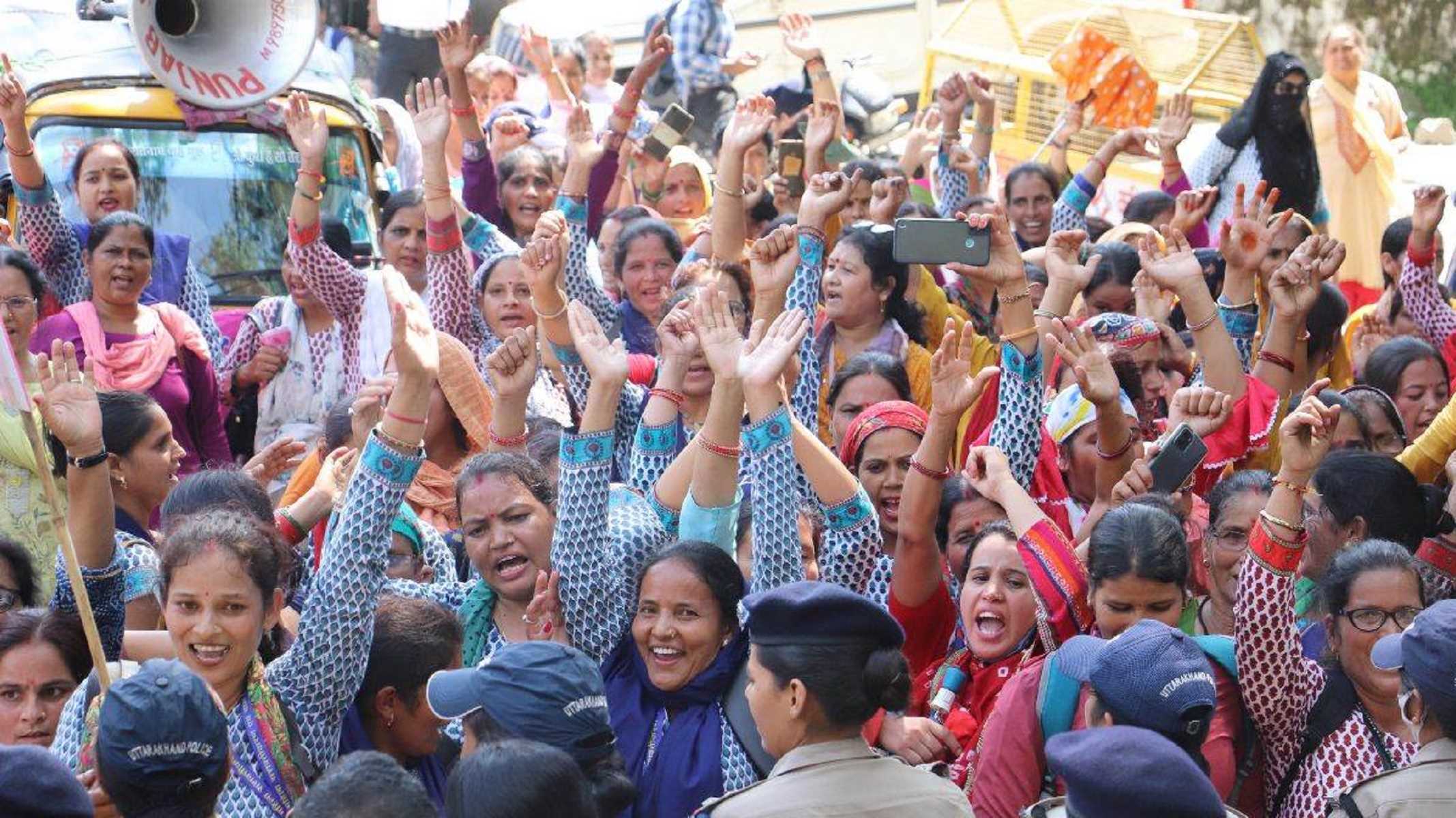 आक्रोशित आंगनवाड़ी कार्यकर्ताओं ने सीएम आवास का घेराव करने की दी धमकी