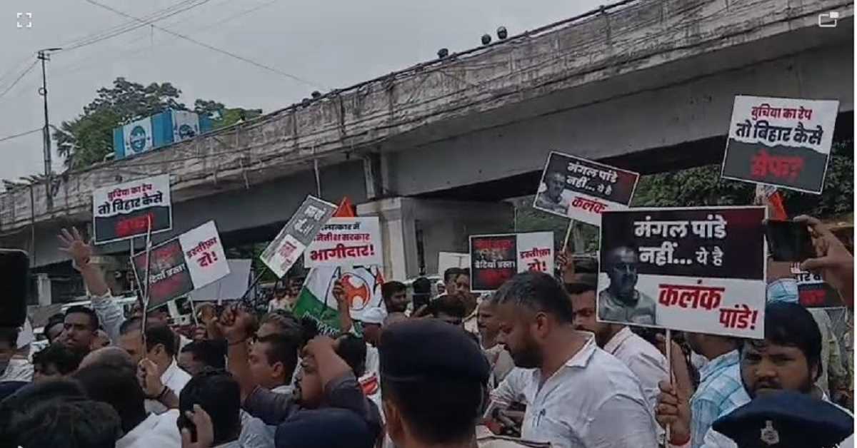 बिहार कांग्रेस कार्यकर्ताओ ने मंगल पाण्डेय के घर पर किया प्रदर्शन, इस्तीफे की मांग की