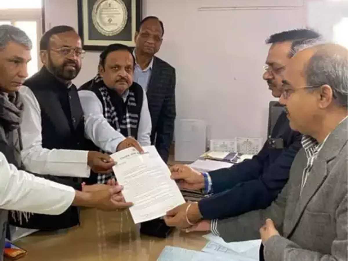 कांग्रेस ने टीटी को मंत्रिमंडल में शामिल करने पर चुनाव आयोग को सौंपा ज्ञापन