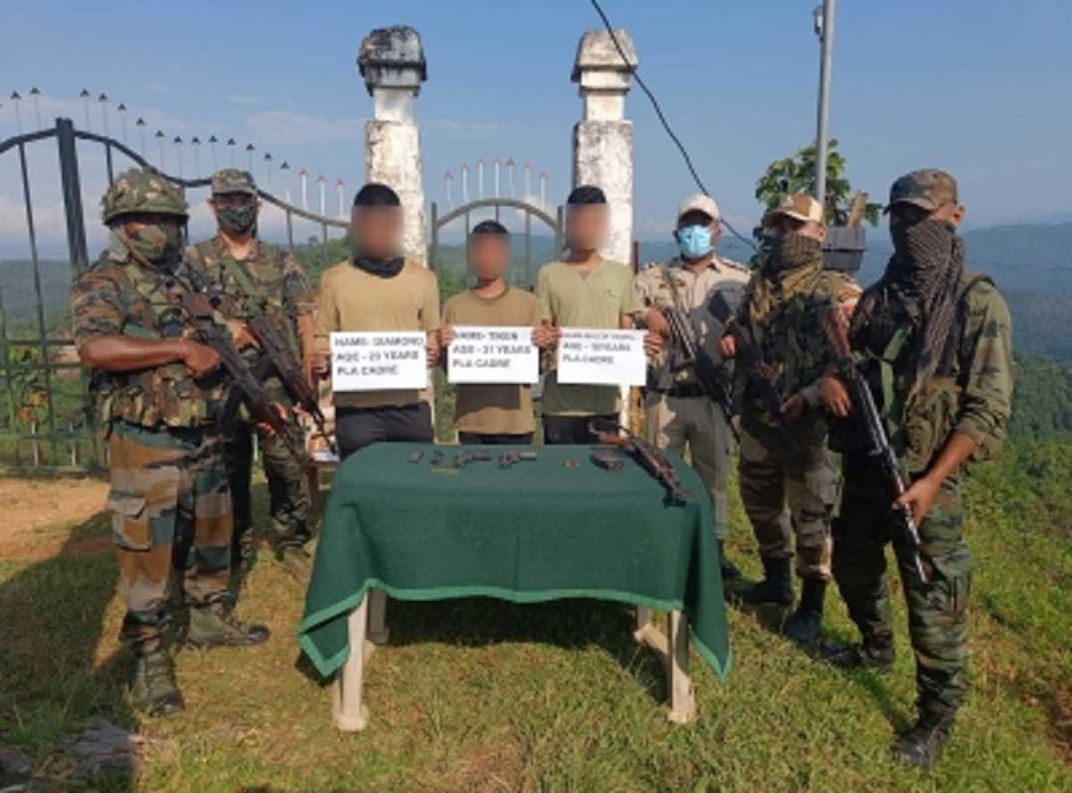 असम राइफल्स ने 3 पीएलए उग्रवादियों को किया गिरफ्तार,हथियार हुए बरामद असम राइफल्स ने 3 पीएलए उग्रवादियों को किया गिरफ्तार,हथियार हुए बरामद