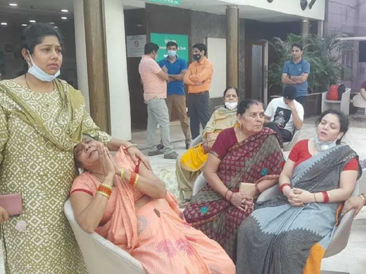 अस्तपाल में केमिकल इंजीनियर की मौत, परिजनो ने लगाया डाक्टरों पर लापरवाही का आरोप मौत की जानकारी छुपाई अस्तपाल में केमिकल इंजीनियर की मौत, परिजनो ने लगाया डाक्टरों पर लापरवाही का आरोप मौत की जानकारी छुपाई