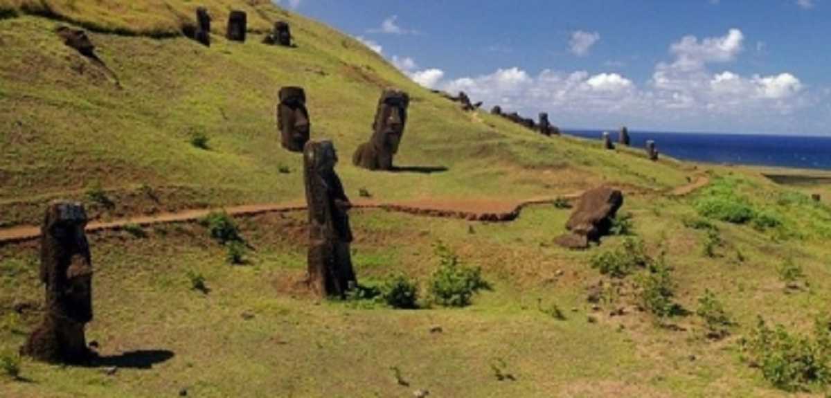 चिली के ईस्टर द्वीप पर 177 से अधिक प्राचीन मूर्तियों में लगी आग : यूनेस्को