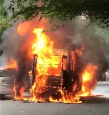 दिल्ली: स्कूल बस में लगी भीषण आग, सभी बच्चे सुरक्षित बाहर निकाले गए