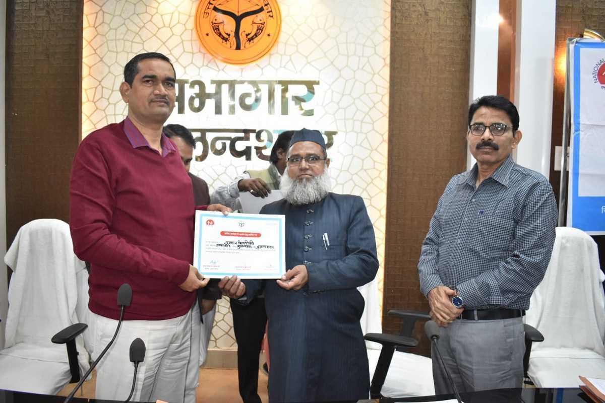 जगतपाल सिंह ने पुस्तक समाज का पहरी डिस्ट्रिक्ट जिलाधिकारी को भेंट की, पढ़ें पूरी खबर