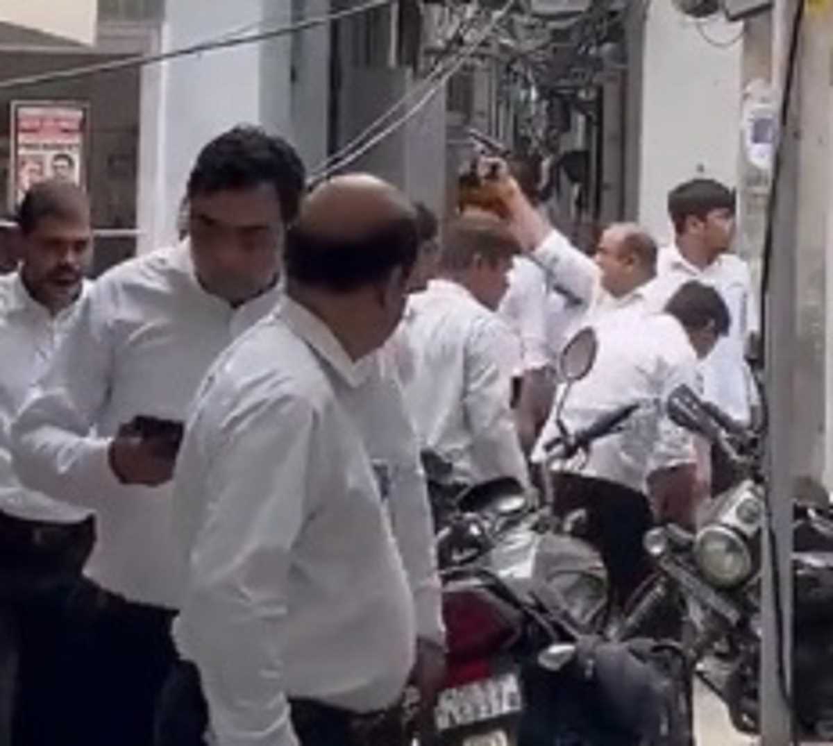 दिल्ली की तीस हजारी कोर्ट में वकीलों के बीच झड़प, चलीं गोलियां दिल्ली की तीस हजारी कोर्ट में वकीलों के बीच झड़प, चलीं गोलियां