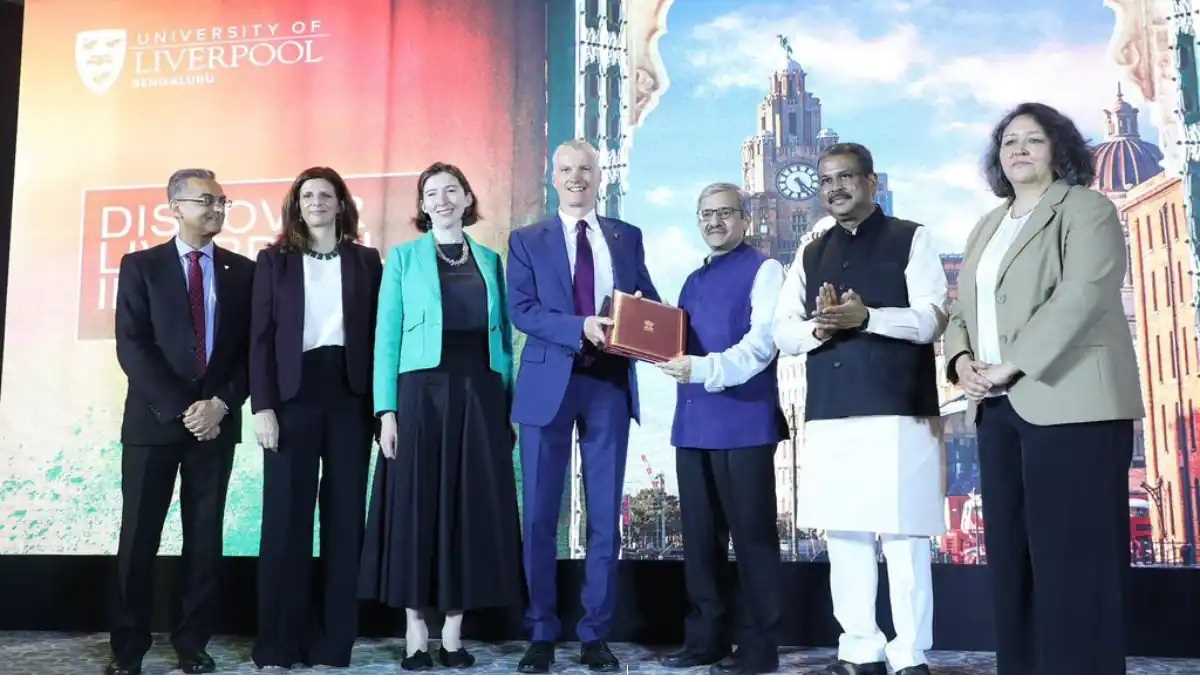 इंग्लैंड की लिवरपूल यूनिवर्सिटी शुरू करेगी भारतीय कैंपस, शिक्षा मंत्री ने सौंपा पत्र