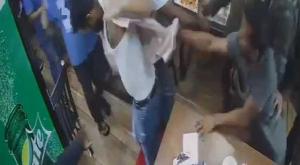 खाने के बिल को लेकर दो गुटों में हुई मारपीट, रेस्टोरेंट मालिक भी हुआ घायल