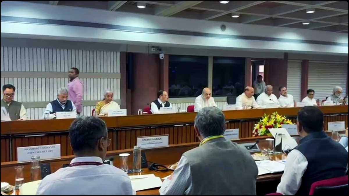 संसद भवन में ऑपरेशन सिंदूर पर सर्वदलीय बैठक जारी , राजनाथ सिंह कर रहे हैं अध्यक्षता संसद भवन में ऑपरेशन सिंदूर पर सर्वदलीय बैठक जारी , राजनाथ सिंह कर रहे हैं अध्यक्षता