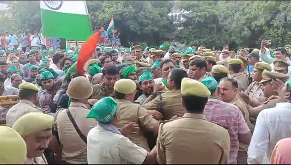 किसानों ने विधायक पंकज सिंह के कार्यालय पर किया जमकर हंगामा, पुलिस से हुई झड़प किसानों ने विधायक पंकज सिंह के कार्यालय पर किया जमकर हंगामा, पुलिस से हुई झड़प