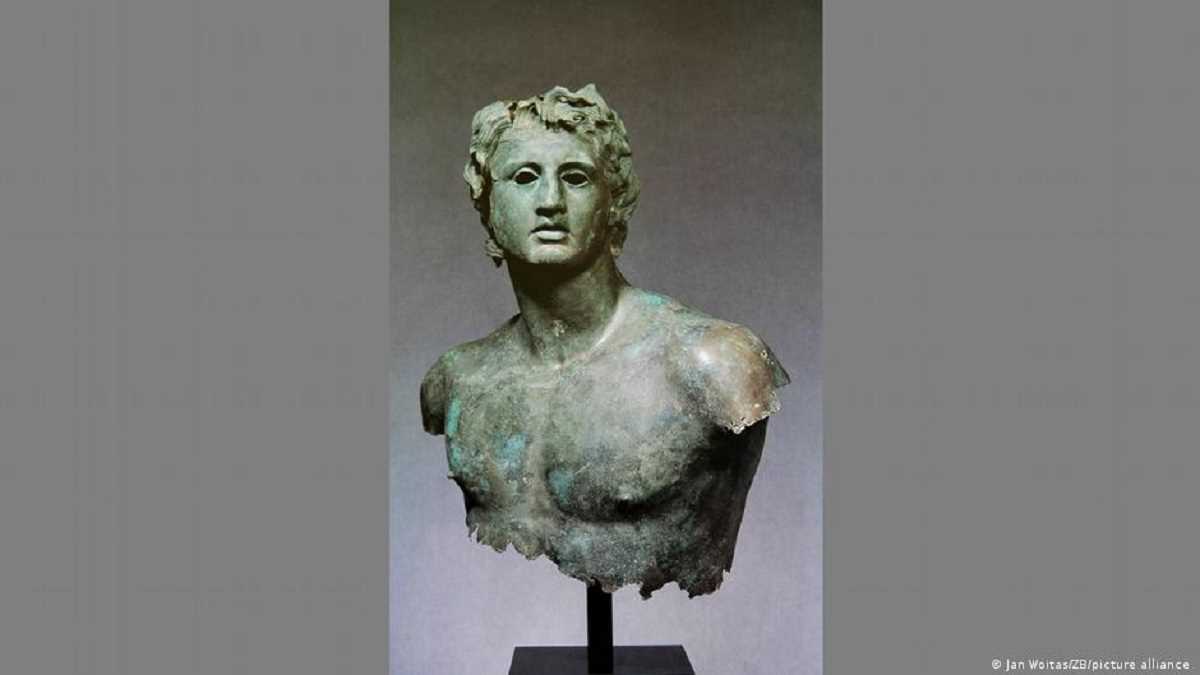 क्या सिकंदर की मूर्ति की स्थापना में जालसाजी की गई है? क्या सिकंदर की मूर्ति की स्थापना में जालसाजी की गई है?