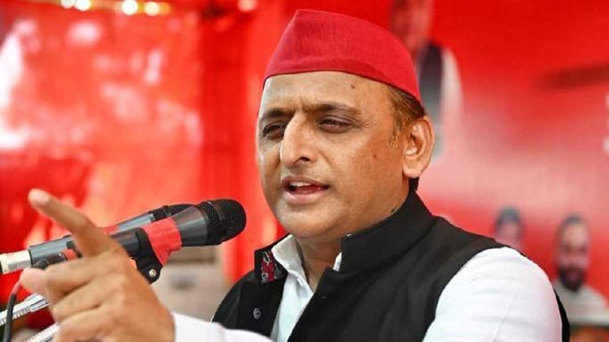 जेपीएनआइसी का गेट फांदकर जेपी की मूर्ति में माल्यार्पण करने पहुंचे अखिलेश जेपीएनआइसी का गेट फांदकर जेपी की मूर्ति में माल्यार्पण करने पहुंचे अखिलेश