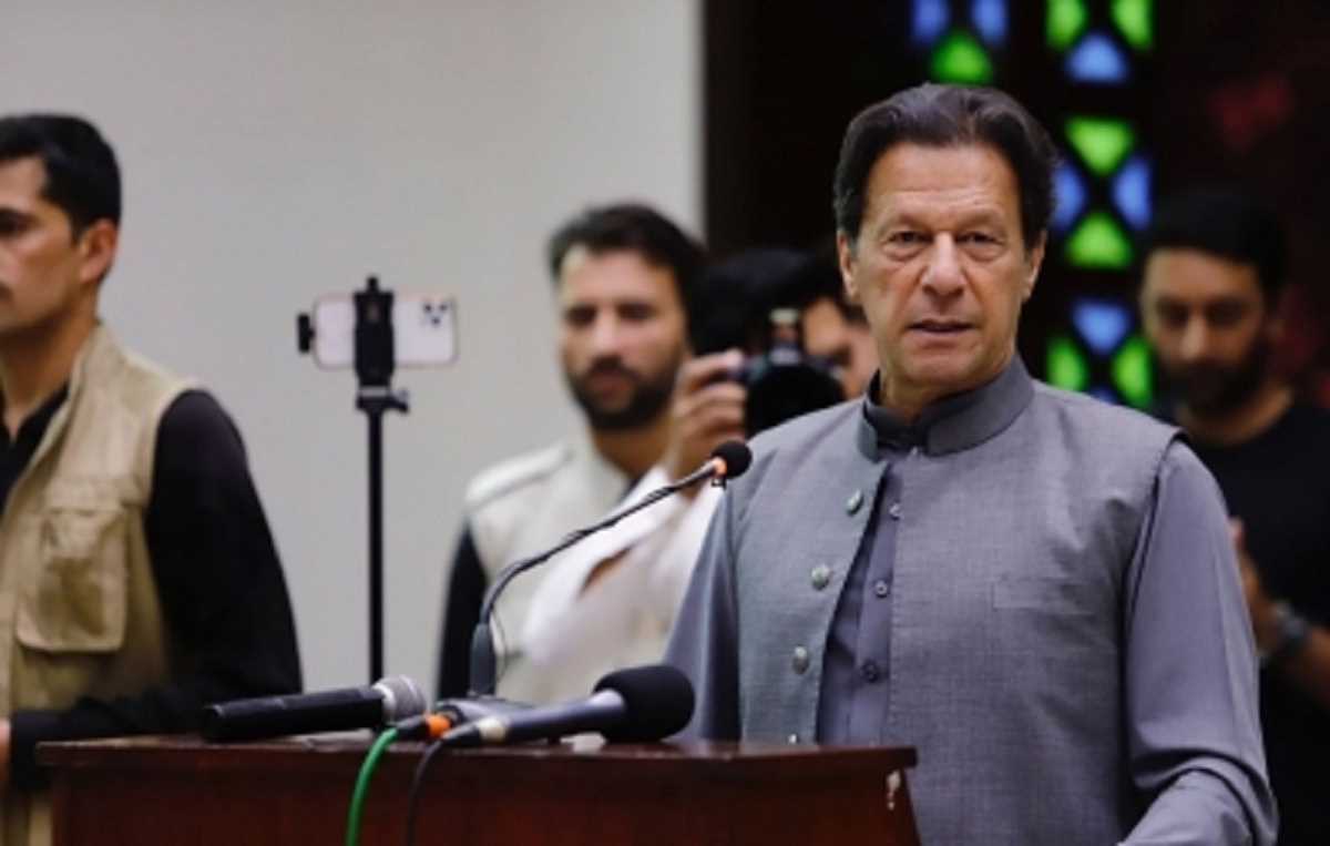 अगर इमरान खान लॉन्ग मार्च करते हैं तो सरकार उन्हें उल्टा लटका देगी : पाक मंत्री