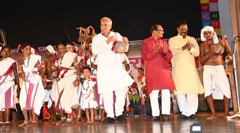 बस्तर बैंड की धुन पर थिरके भूपेश बघेल