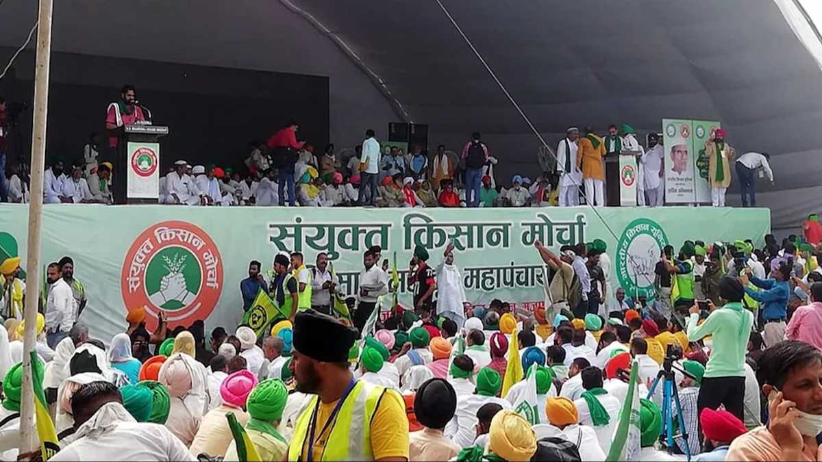 दिल्ली के रामलीला मैदान पहुंचे हजारों किसान, आज करेंगे महापंचायत